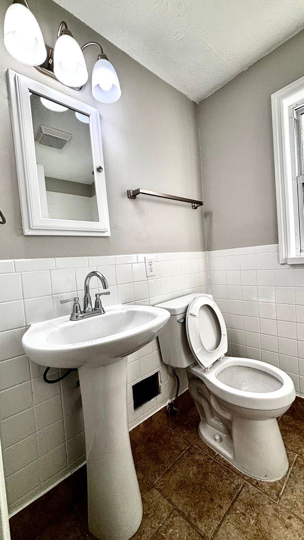 Building Photo - Spacious 3-Bed Townhome with Garage in Day...