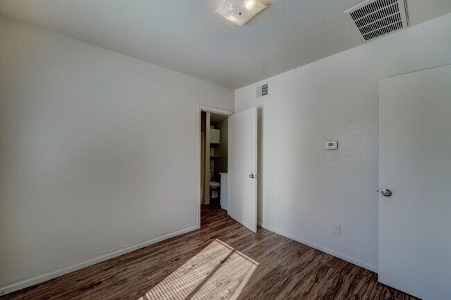 Building Photo - 9316 E Balsam Ave