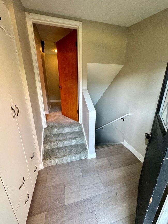 Building Photo - Large Mid-Century Charmer in Sunset Hill!