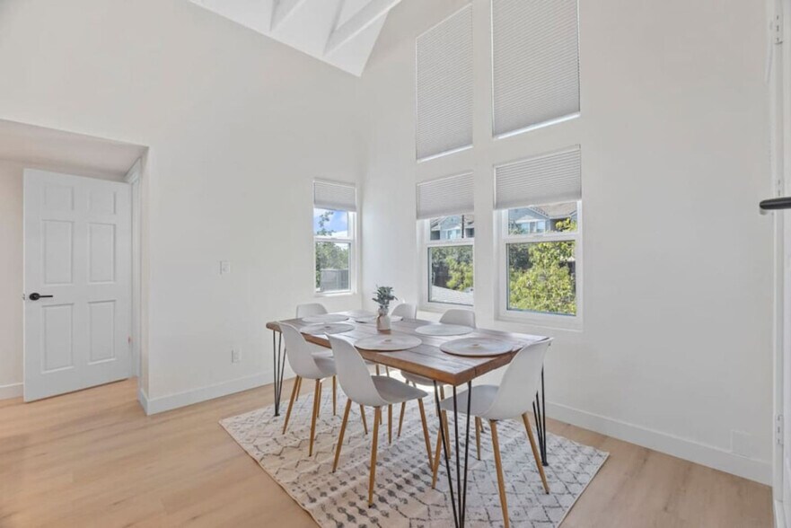 Building Photo - 909 E Camelback Rd