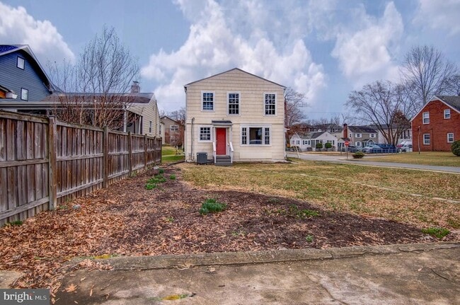 Building Photo - 1300 N Taylor St