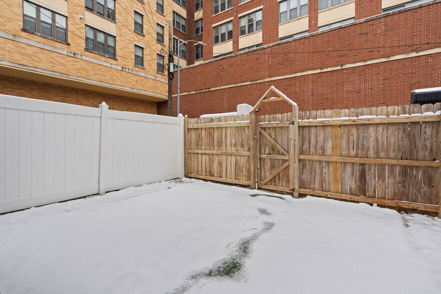 Building Photo - 810 4th St NE