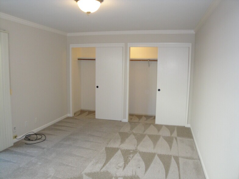 Building Photo - 2327 Pauline Dr