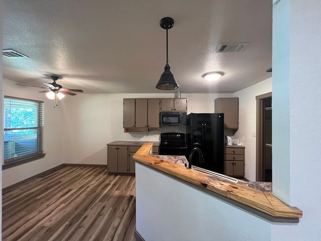 Building Photo - 306 Lux Dr