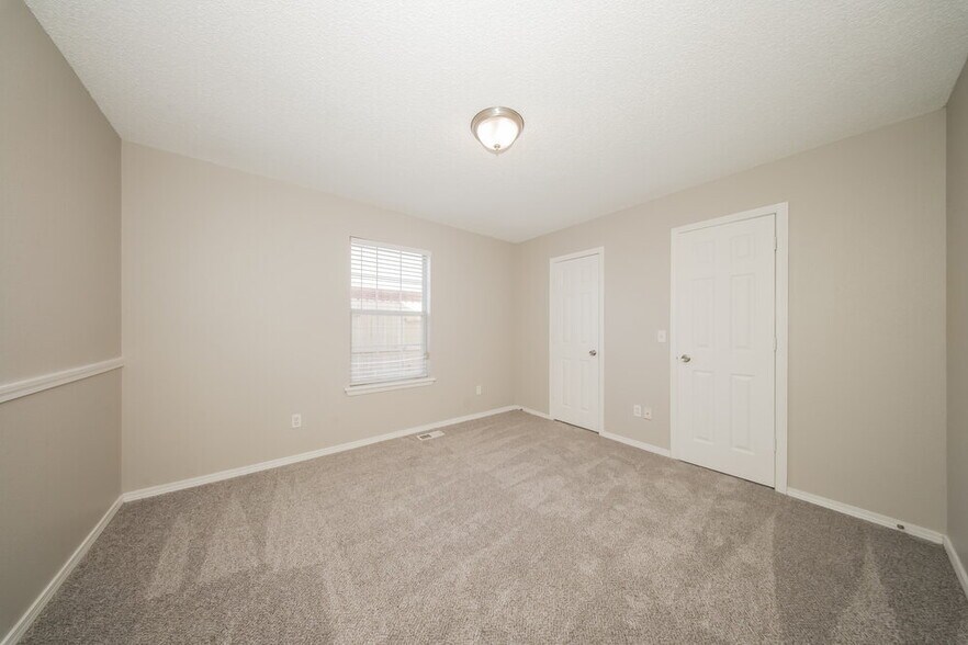 Building Photo - 11240 Cimarron Dr