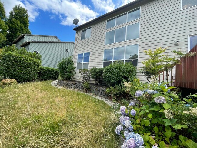 Building Photo - Fantastic Bethany Home with Attached Garag...