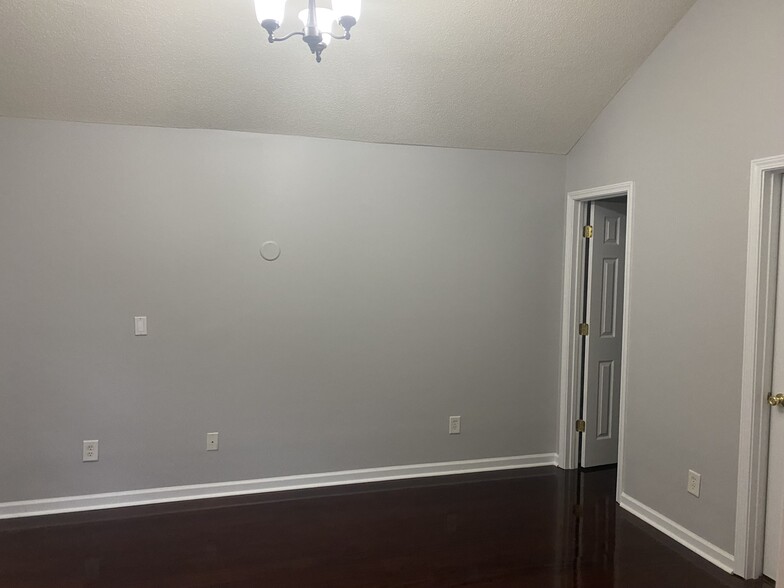Building Photo - 8041 Christmas Ct