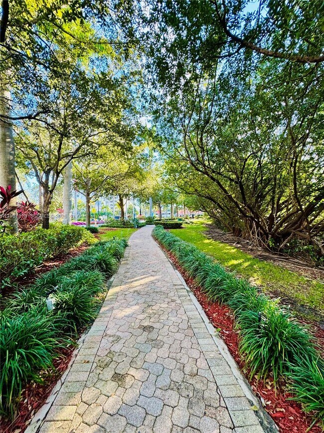 Building Photo - 3600 Mystic Pointe Dr