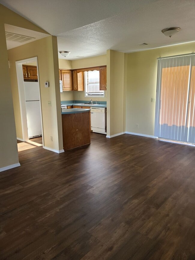 Building Photo - Large One Bedroom