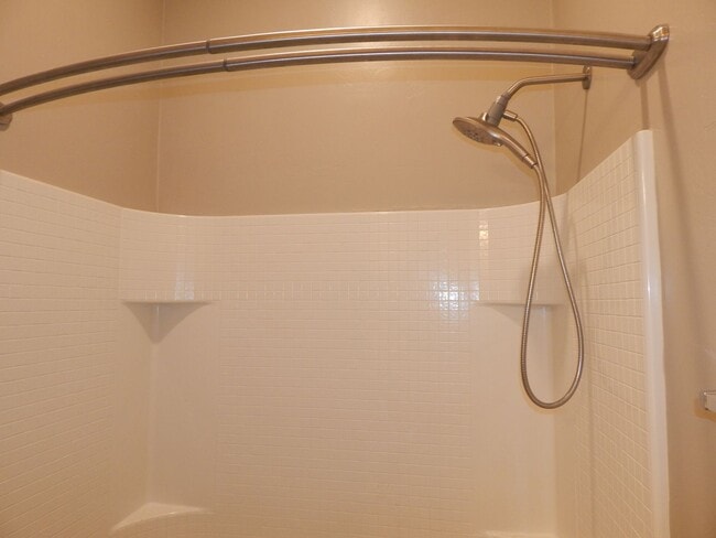 Building Photo - 3 bedrooms over 2200 Square Feet - Single ...