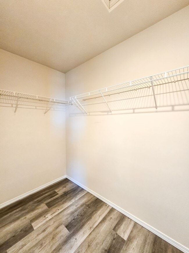 Building Photo - Broadway Area 3Bd/3.5Ba Townhouse!