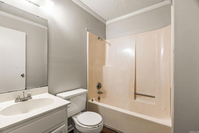 Building Photo - 19 Oak Forest Dr