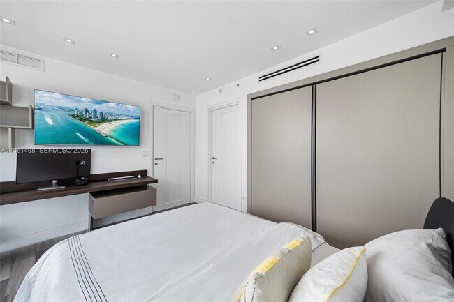 Building Photo - 1331 Brickell Bay Dr