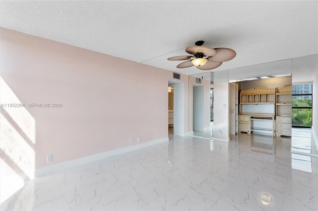 Building Photo - 600 Parkview Dr