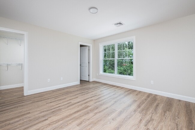 Building Photo - 8 Edgewater Cir