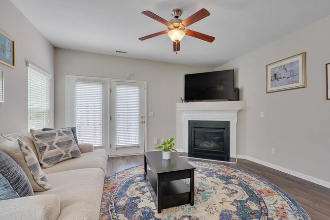 Building Photo - Cozy End-Unit Townhome – Prime Durham Loca...