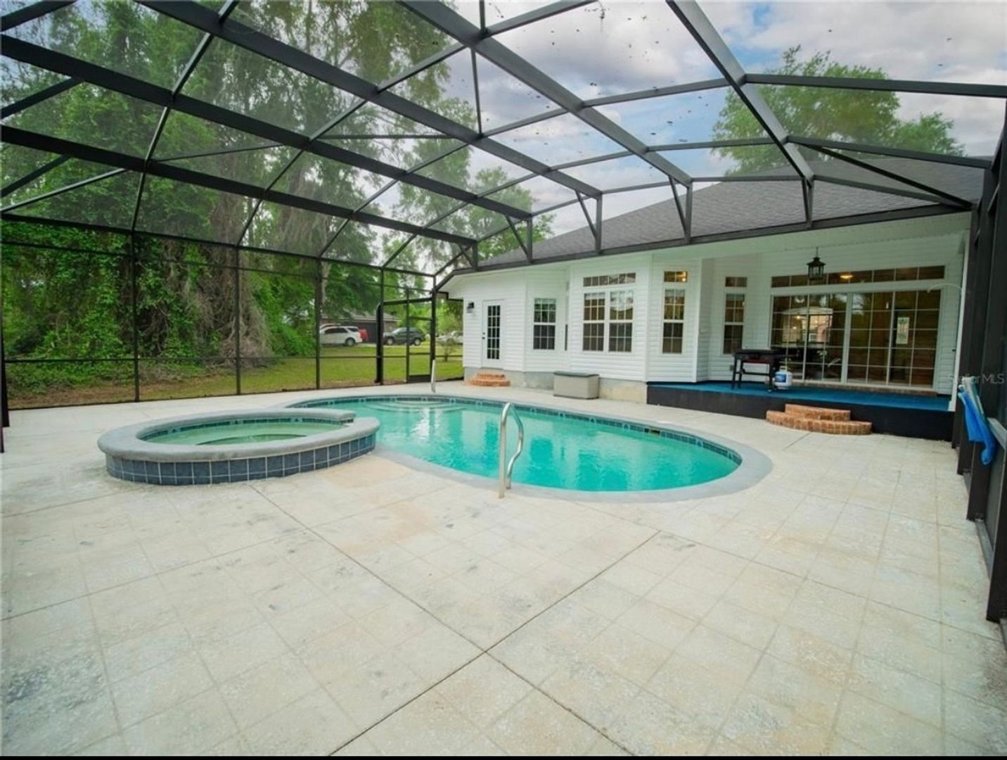 Building Photo - 720 NW Zack Dr