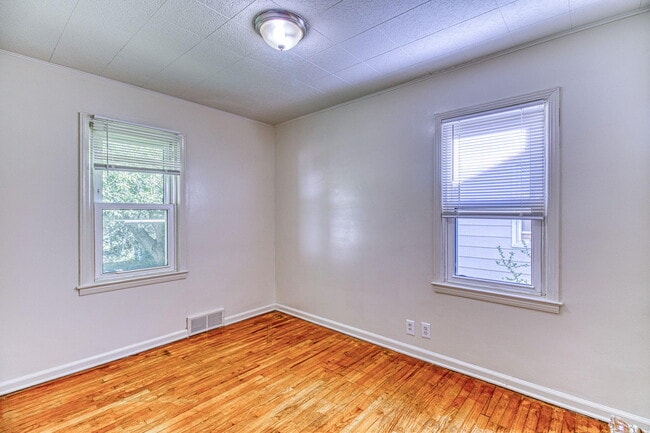 Building Photo - 170 W Maxlow Ave