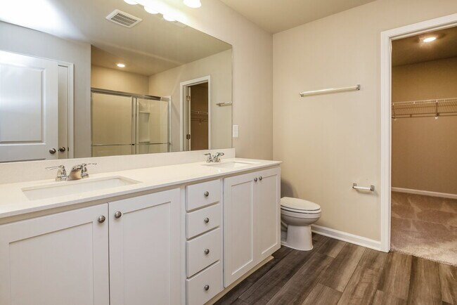 Building Photo - 80 Hyde Park