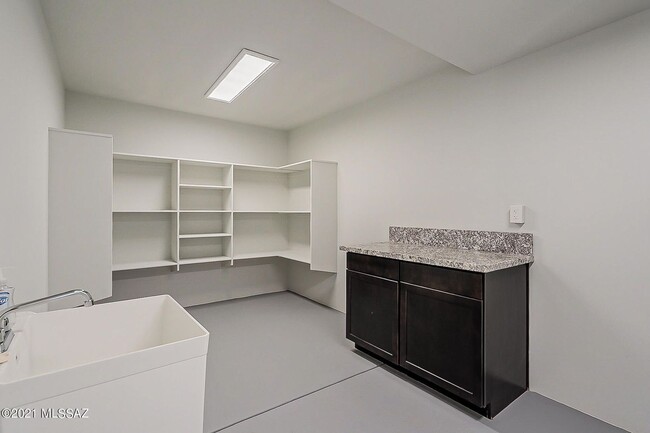 Building Photo - 2225 E Fort Lowell Rd