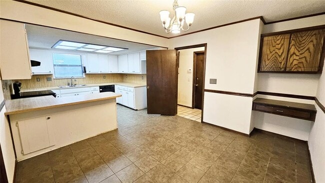 Building Photo - 211 Redbud St