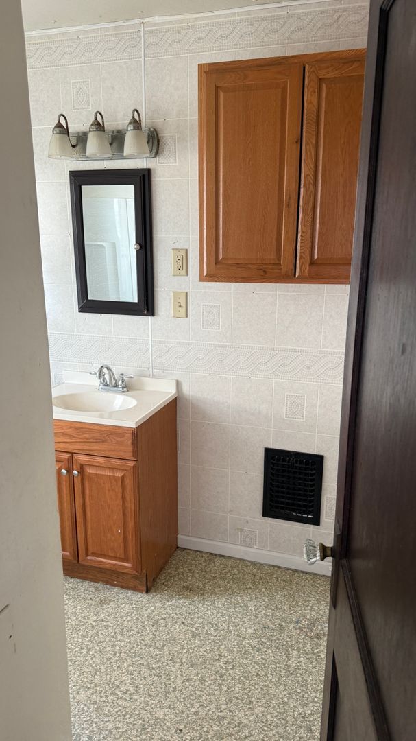 Building Photo - 453 Baldwin Ave