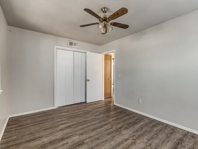 Building Photo - 604 Greenvale Rd