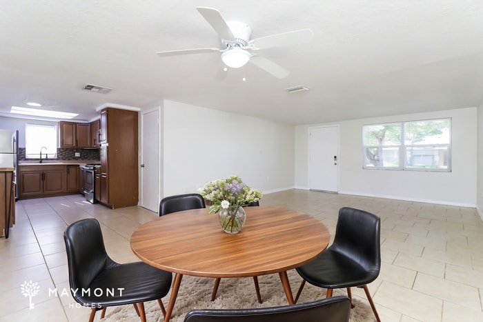 Building Photo - 7125 Sandalwood Dr