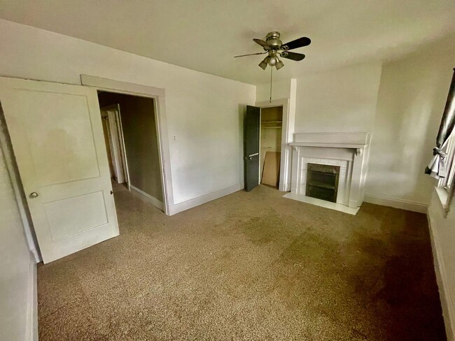 Building Photo - 4 Bed 1-2 Bath- Frick Pittsburgh PA