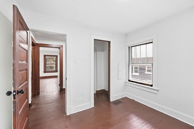 Building Photo - 928 W Dewald St