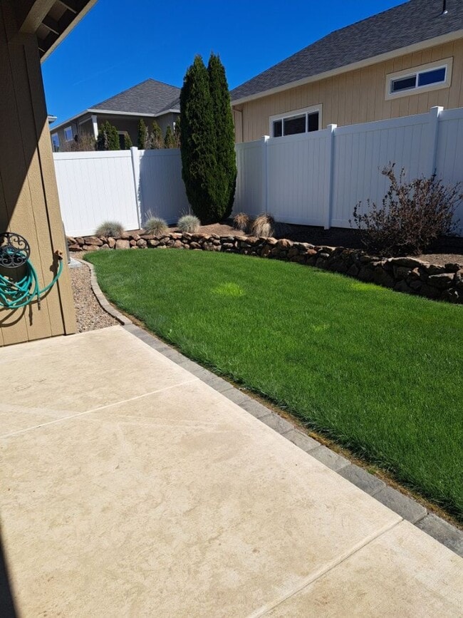 Building Photo - Beautiful & Cozy Home for Rent