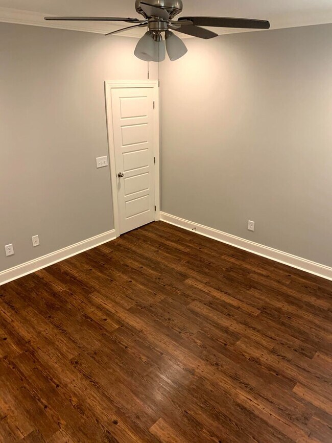 Building Photo - Convenient 3BR/2BA Townhome with Garage & Lawn Care Included