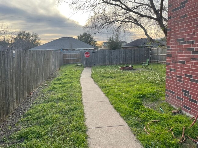 Building Photo - AUGUST PRE-LEASE!!!  Spacious 3 Bedroom 3 ...