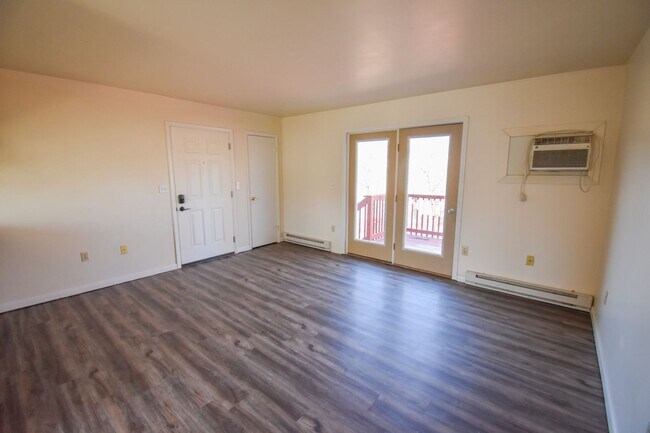 Building Photo - Two Bedroom Apartment in Jersey Shore with Many Amenities!