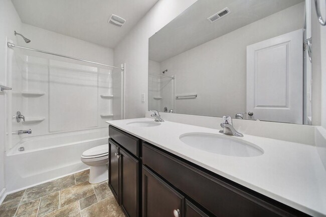 Building Photo - Beautiful 4 Bed 2 and a Half Bath Home in Charlotte!