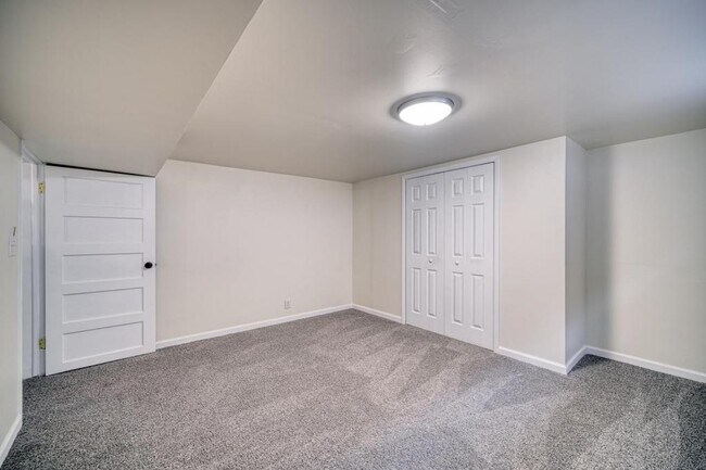 Building Photo - 225 E 25th St