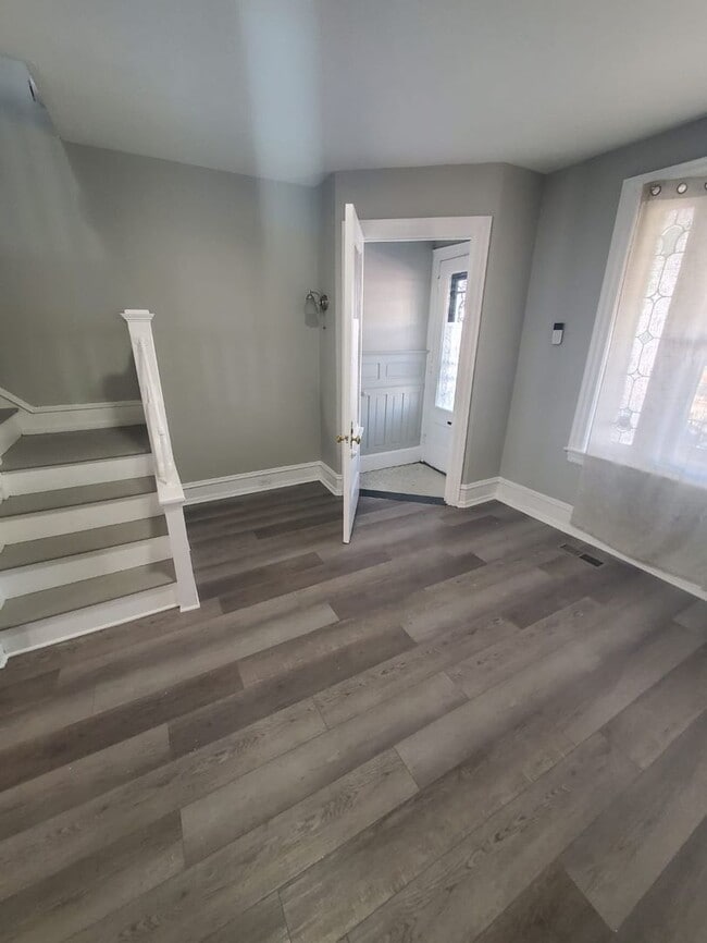 Building Photo - Stunning three bedroom in super convenient part of West Philly