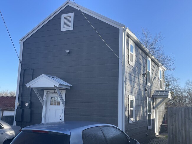 Primary Photo - Spacious, quiet downstairs unit in heart o...