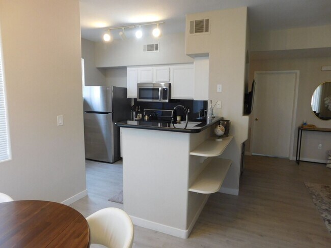 Building Photo - GORGEOUS FULLY FURNISHED 2 BEDROOM UNIT*GA...