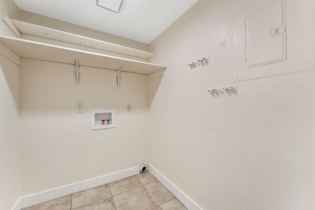 Building Photo - FULLY REMODELED UPSTAIRS CONDO | 3 BEDROOM | GRANITE COUNTERS | LAKE MEAD & JONES