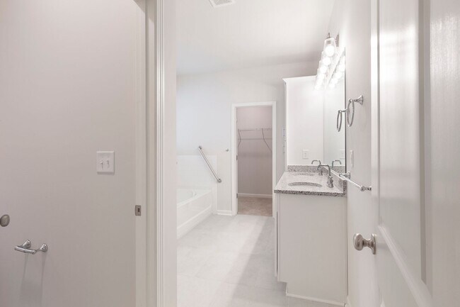 Building Photo - Gorgeous 4/3 w/ 2-Car Garage in New Hawthorne Station Subdivision in College Park!