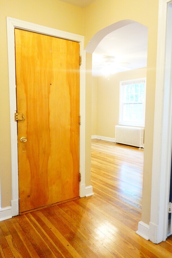 Building Photo - 8409 Greenwood Ave