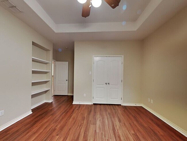 Building Photo - No Application Fees* 1 month free rent w/ ...