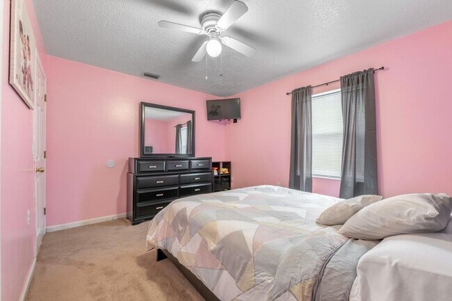 Building Photo - Charming 3 bedroom Home with Huge Fenced Yard