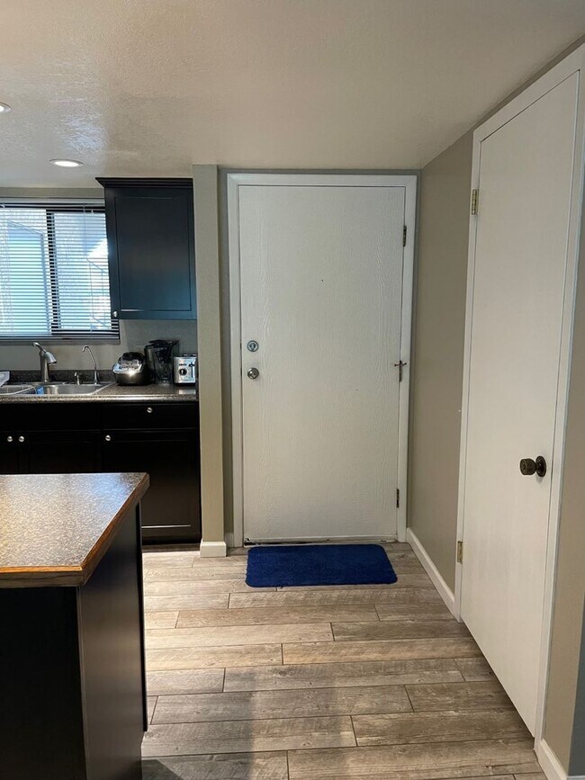 Building Photo - Available May 1st, 2026! Furnished, ground floor unit!