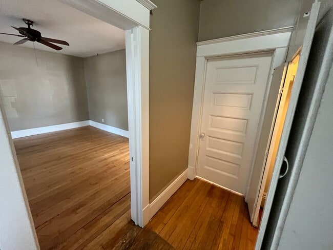 Building Photo - Large 3bd/1.5 bath Single Family Home Minu...