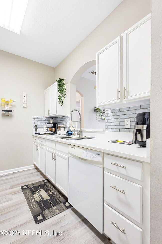 Building Photo - 7990 Baymeadows Rd