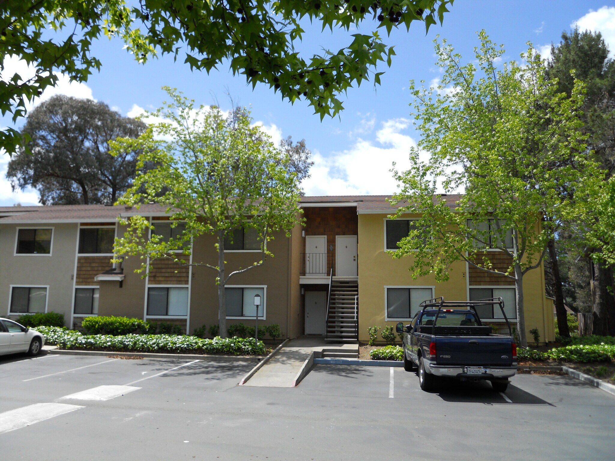 Building Photo - 900 Cambridge Dr