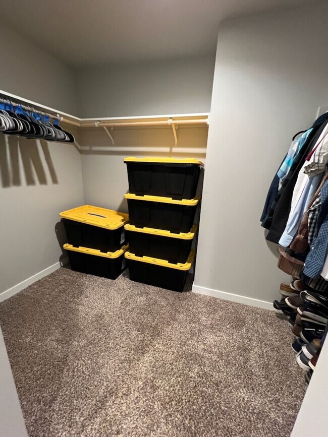 Building Photo - 3 bed/2 bath rambler style home! Double ga...