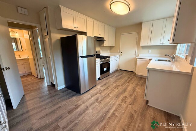 Building Photo - 2490 Fleetwood Dr